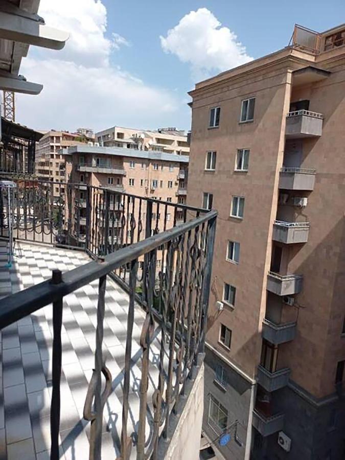 Loft Home In City Center Yerevan Bagian luar foto