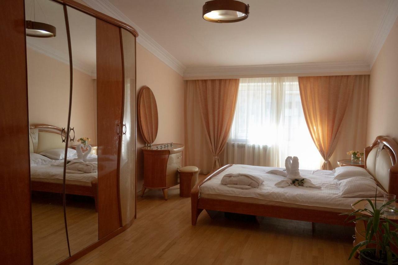 Loft Home In City Center Yerevan Bagian luar foto