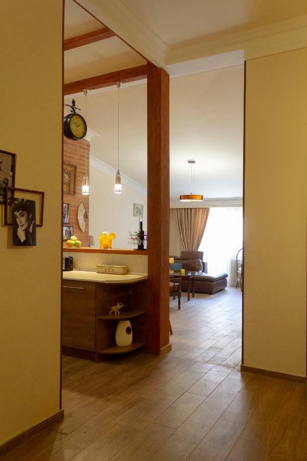Loft Home In City Center Yerevan Bagian luar foto