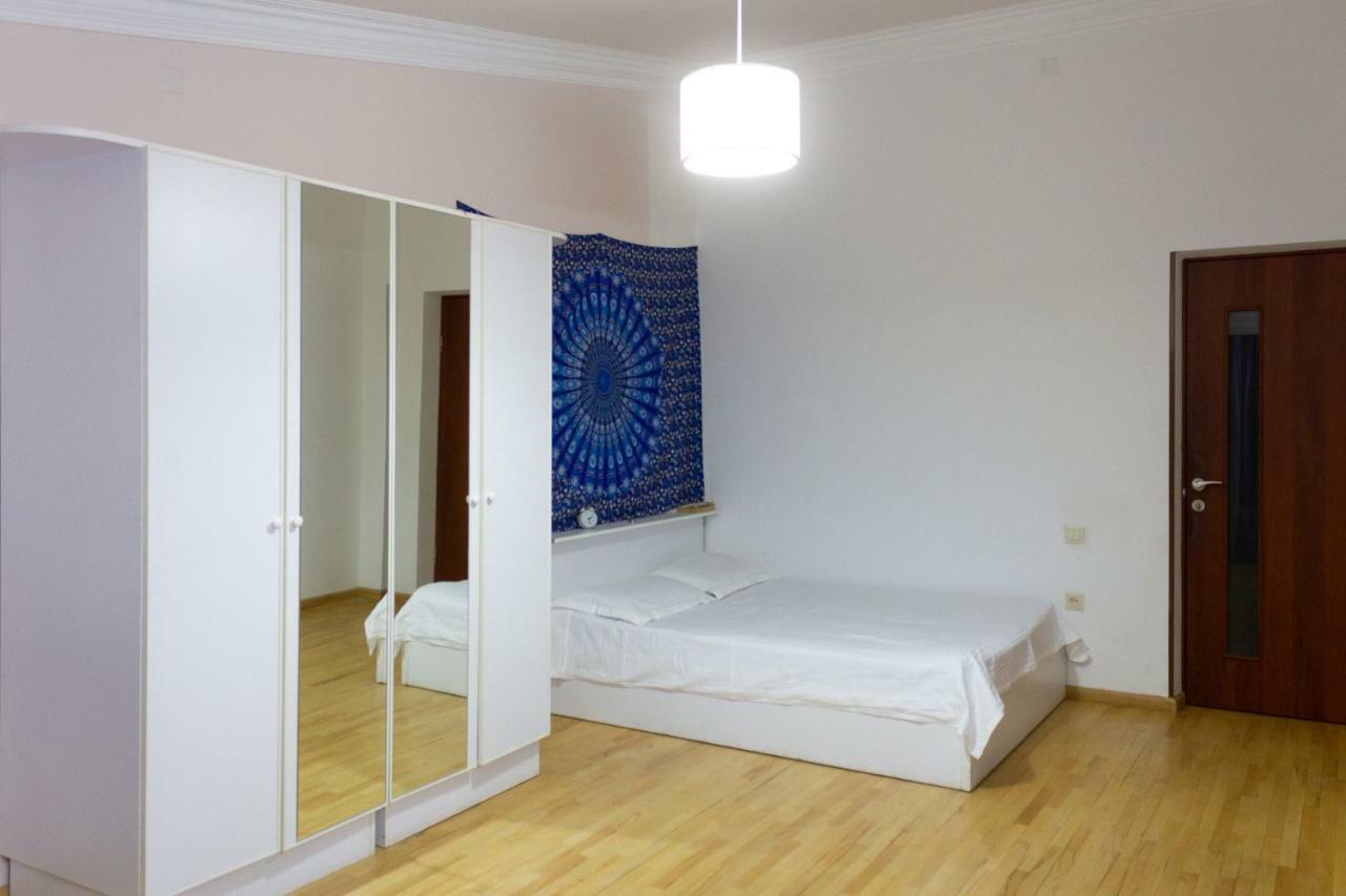 Loft Home In City Center Yerevan Bagian luar foto